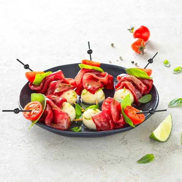 Brochettes de Carpaccio aux agrumes et tomates mozzarella