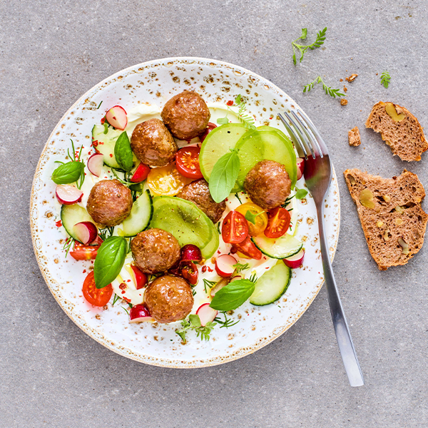 BOULETTES AU BOEUF EN SALADE D_ETE Boulettes de boeuf en salade d'été