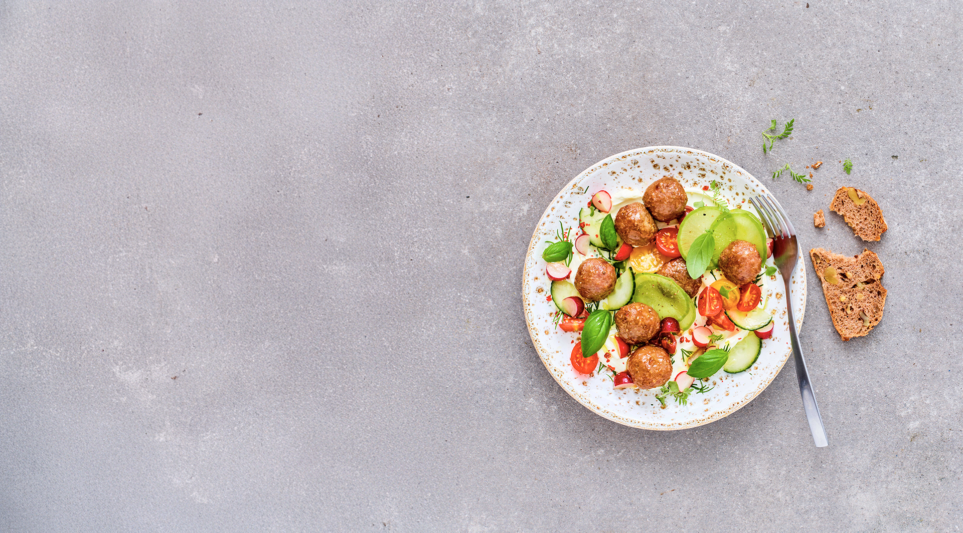 Boulettes de viande en salade d'été