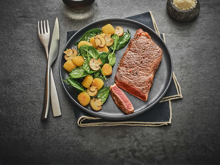 Faux-filet et gnocchis au parmesan