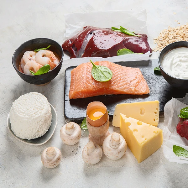 Aliments riches en protéines : saumon, viande, fromage, yaourt, œufs et crevettes