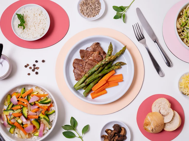 Assiette de bœuf grillé avec asperges et carottes accompagnée de riz et légumes