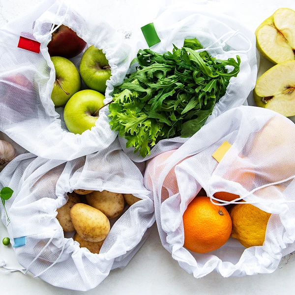Fruits et légumes frais dans des sacs réutilisables en tissu