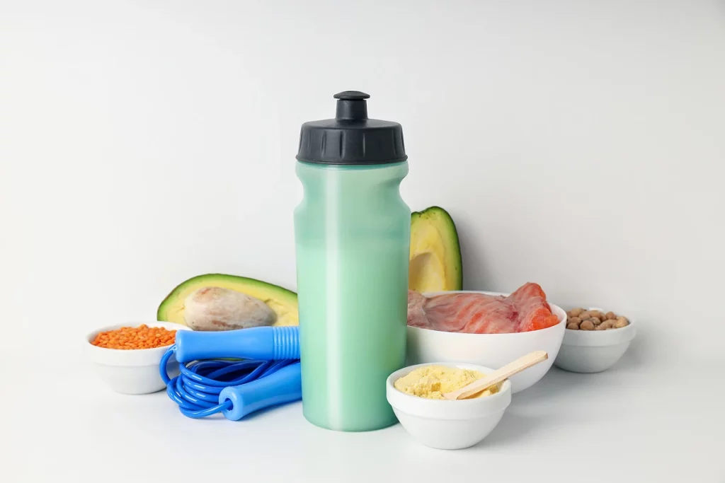 Gourde de sport avec avocat, saumon, lentilles et poudre protéinée