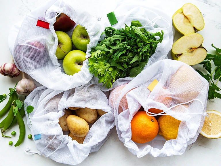 Fruits et légumes frais dans des sacs réutilisables en tissu