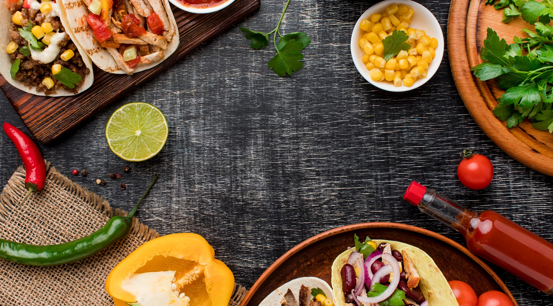 Fajitas garnies de viande, légumes, maïs et sauce avec citron vert.