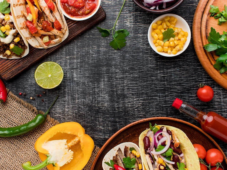 Fajitas garnies de viande, légumes, maïs et sauce avec citron vert.
