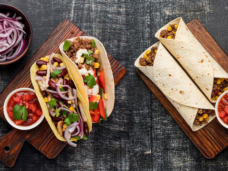 Tacos et wraps garnis de bœuf, légumes, haricots rouges et sauce salsa.